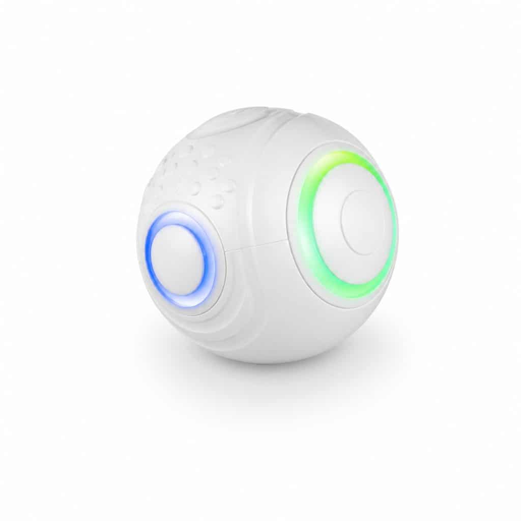 Balle interactive motorisée pour chat sur fond neutre