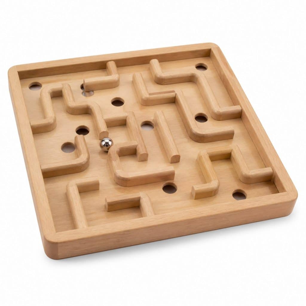 Circuit en bois avec balle mobile pour chat sur fond neutre