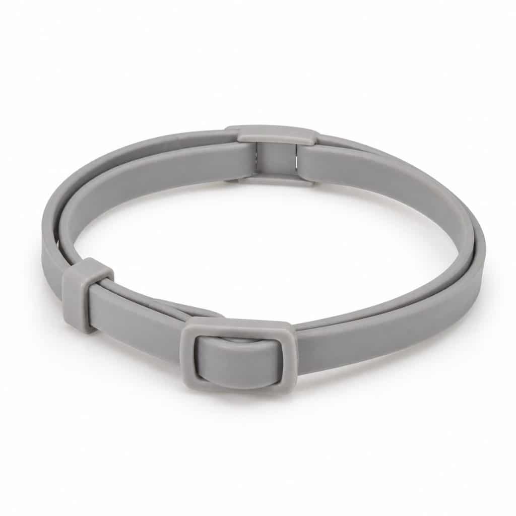 Collier antiparasitaire pour chat posé à plat sur fond blanc