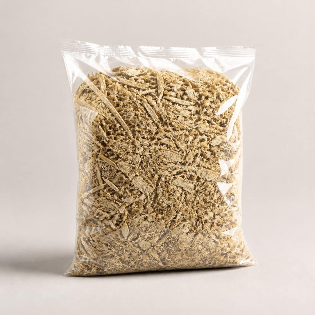 Petit sachet de litière végétale de chanvre posé sur fond neutre