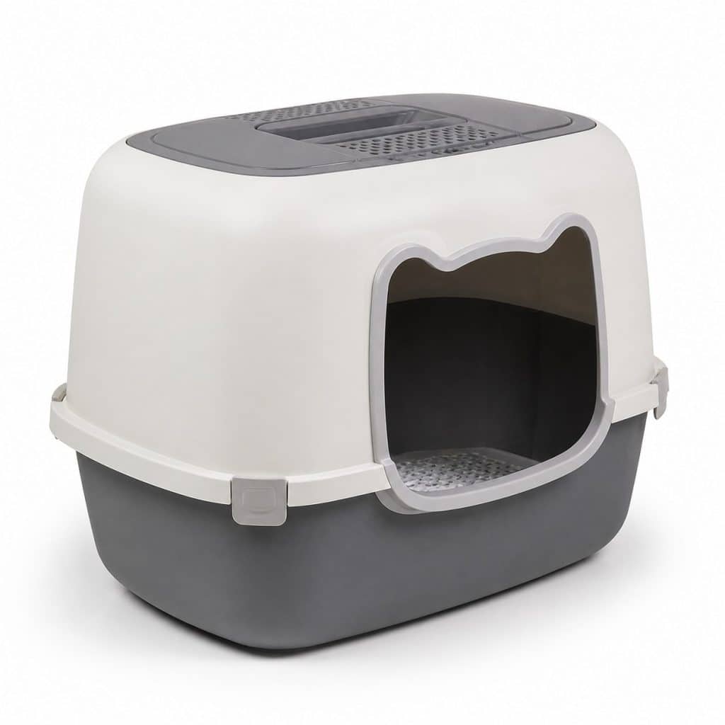 Niche en plastique pour chat, vue de face sur fond neutre