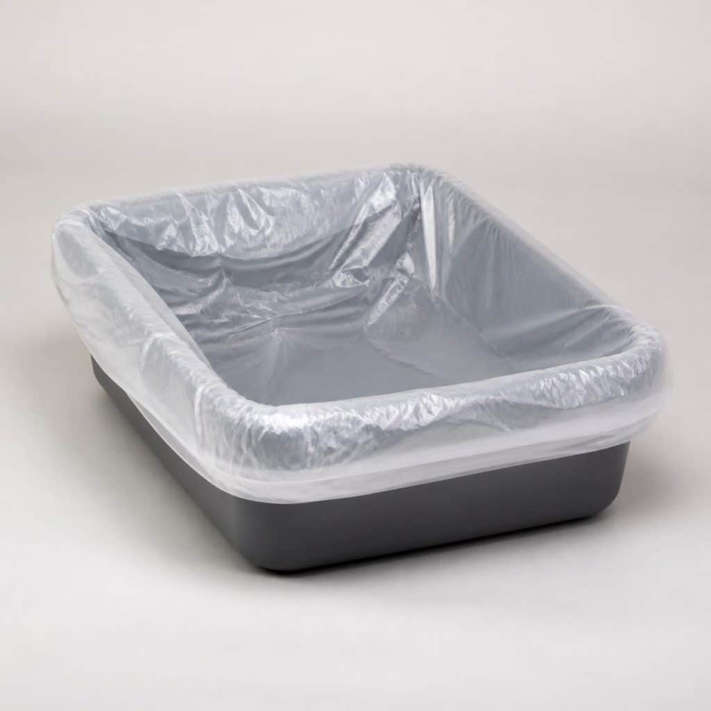 Sac doublure plastique pour bac à litière posé sur fond neutre