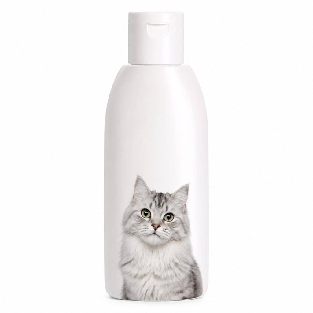 Flacon de shampooing antiparasitaire pour chat sur fond blanc
